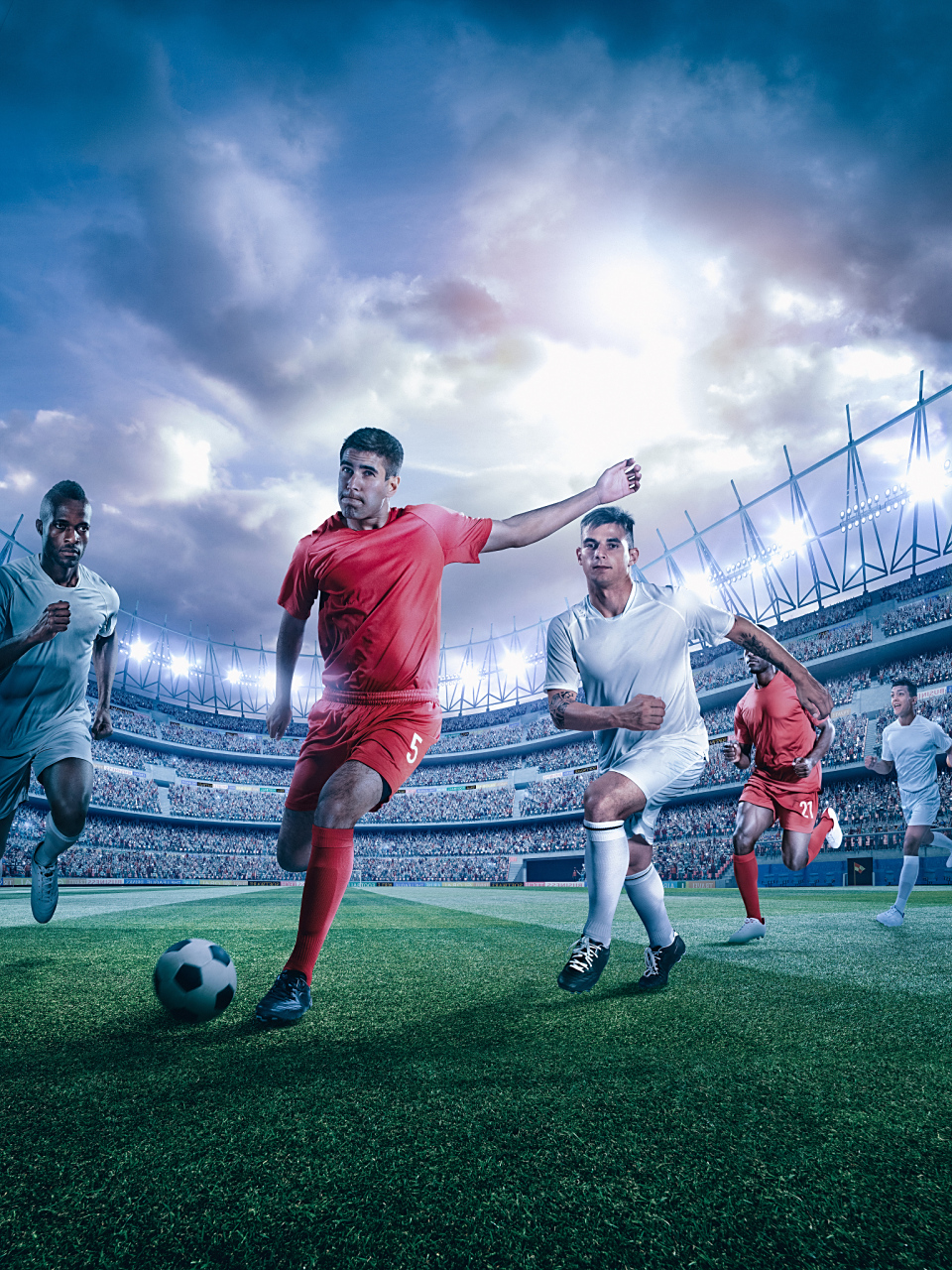 精彩的足球比赛在热火朝天的气氛中进行