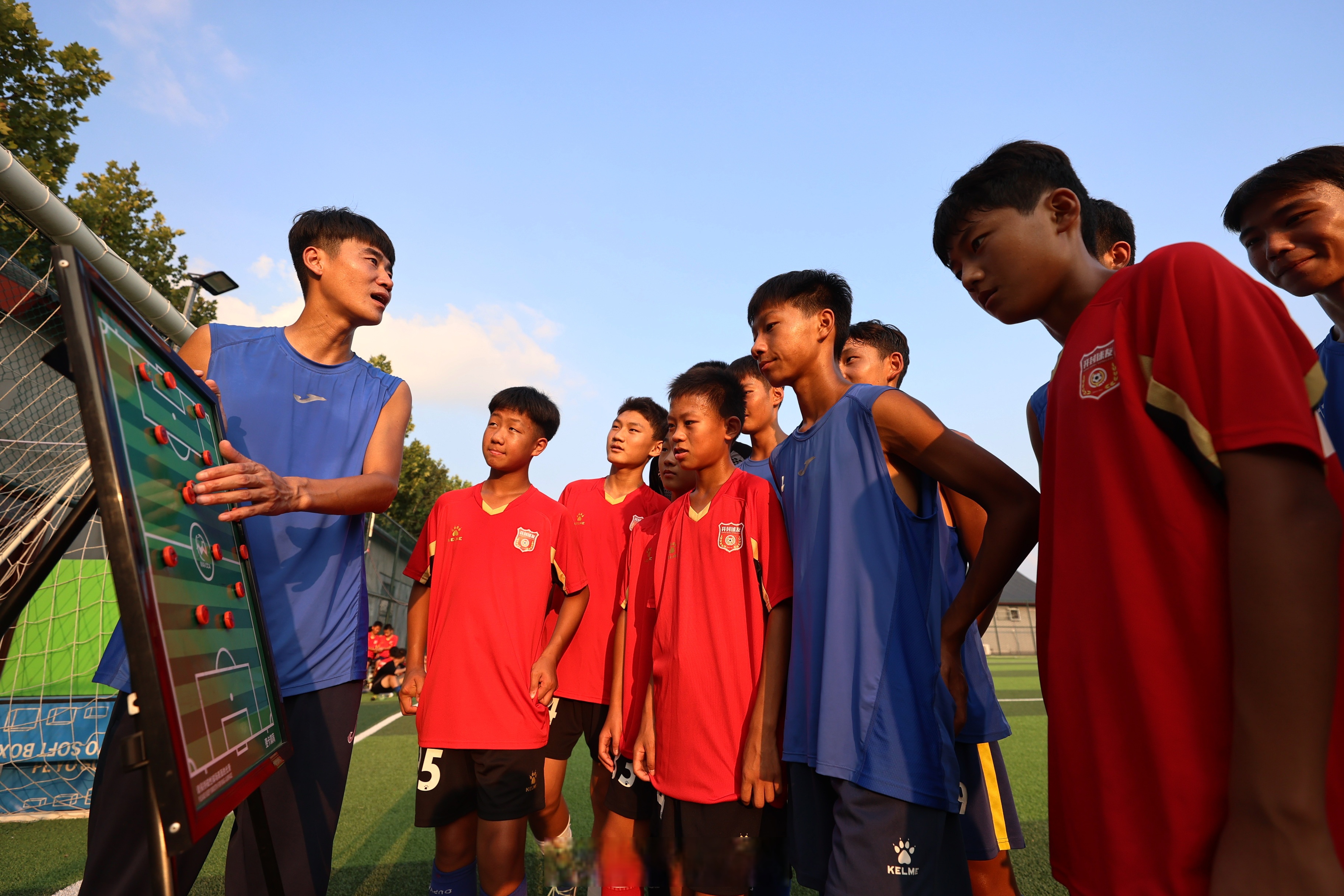 爱游戏体育-球员们在赛场上兢兢业业，为荣誉拼搏