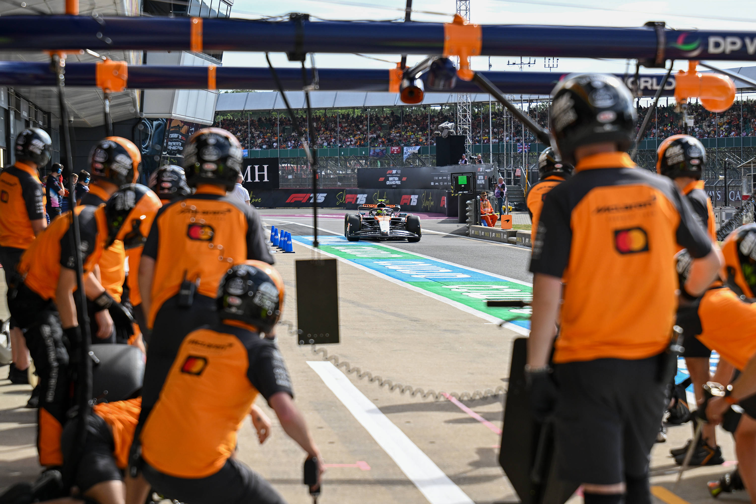 雷诺车队翻盘红牛二队，勒克莱尔带队取胜