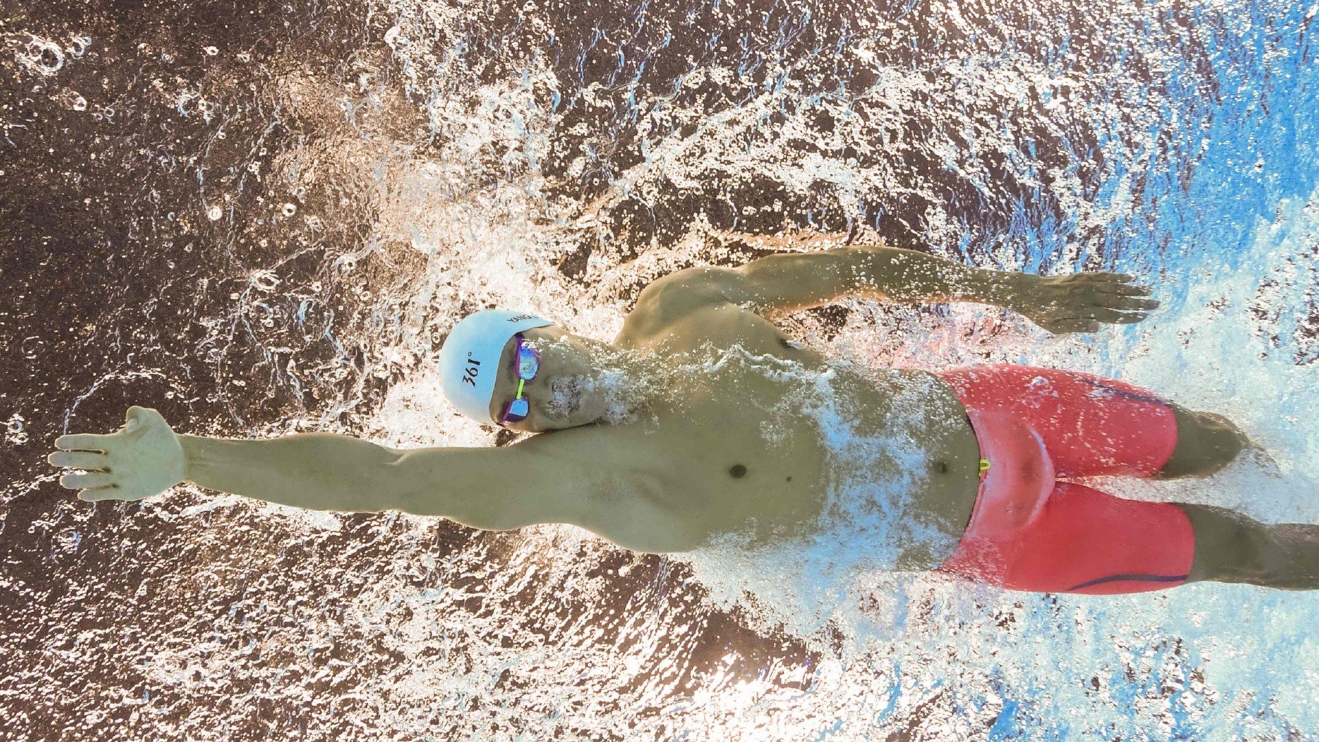 克莱·汤普森展现巨星价值，湖人加时险胜新疆队